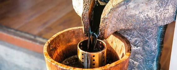 醋以麸皮,小麦,大米,糯米为原料,用砂仁,麦芽,山楂,独活,肉桂,当归